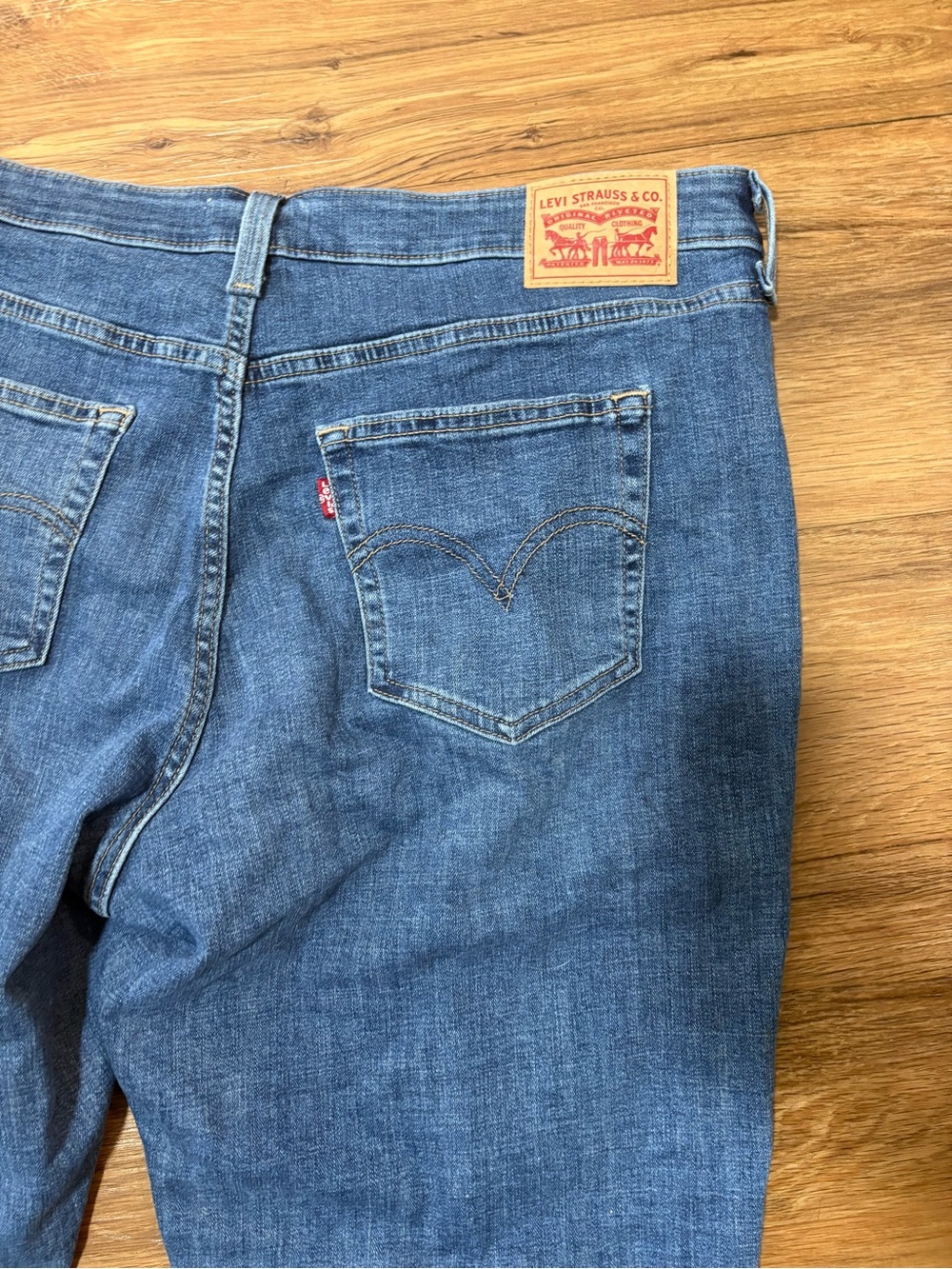 Levi’s Boyfriend Jeans Womens 16W Distressed Cropped Blue Denim Plus Size - Picture 5 of 6